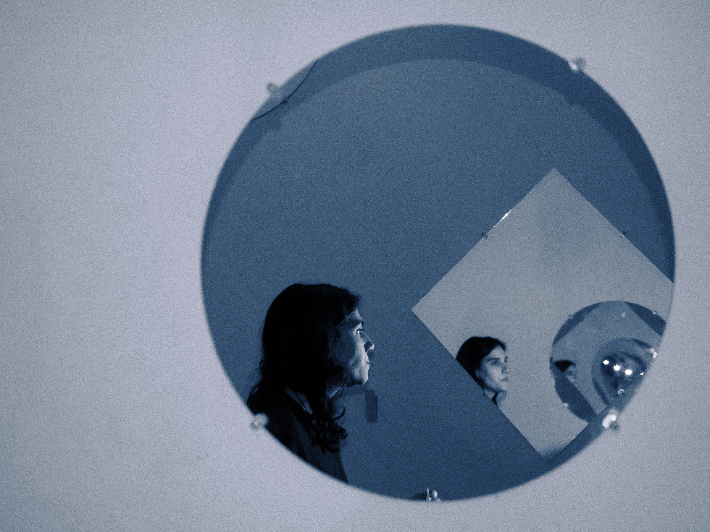 Nara in the mirror in the greenroom before the show.